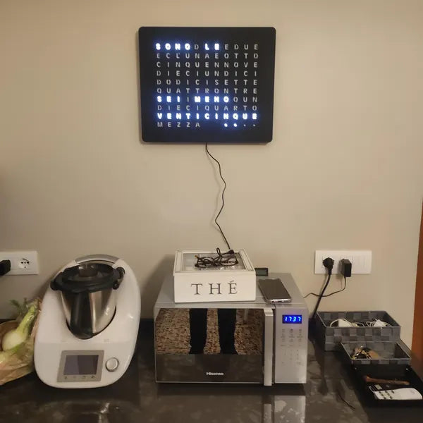 LumosClock illuminato sopra un piano cucina