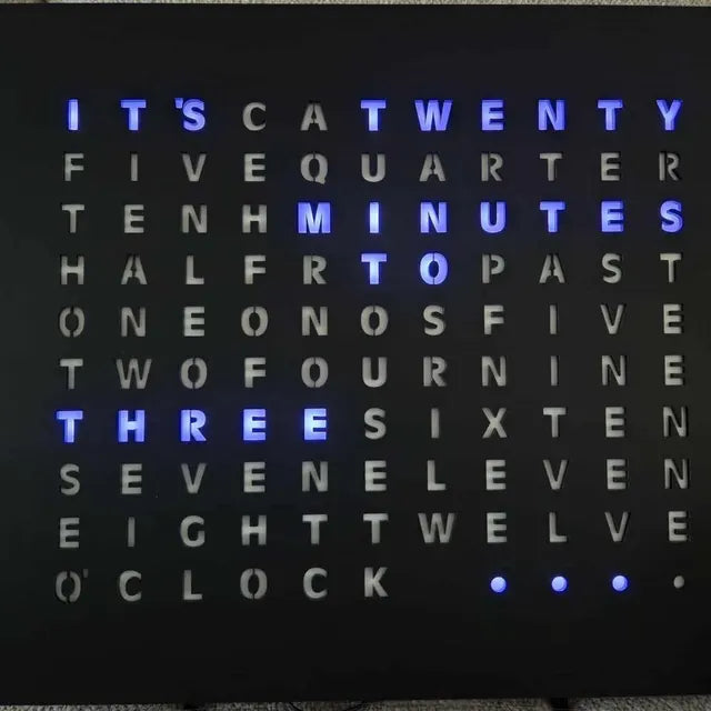 Dettaglio del LumosClock illuminato di blu