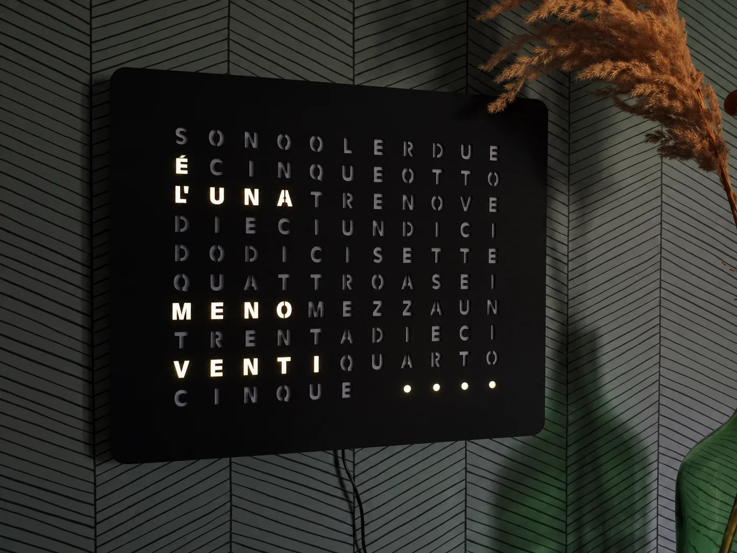 LumosClock edición italiana montado en una pared con papel pintado de espiga