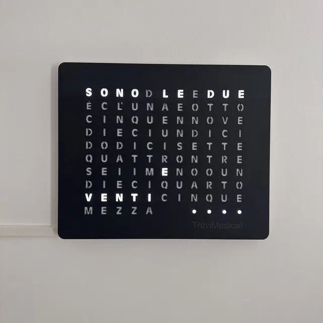 LumosClock edizione inglese sulla parete di una sala da pranzo